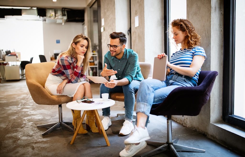 Equipo colaborando en un espacio de trabajo compartido